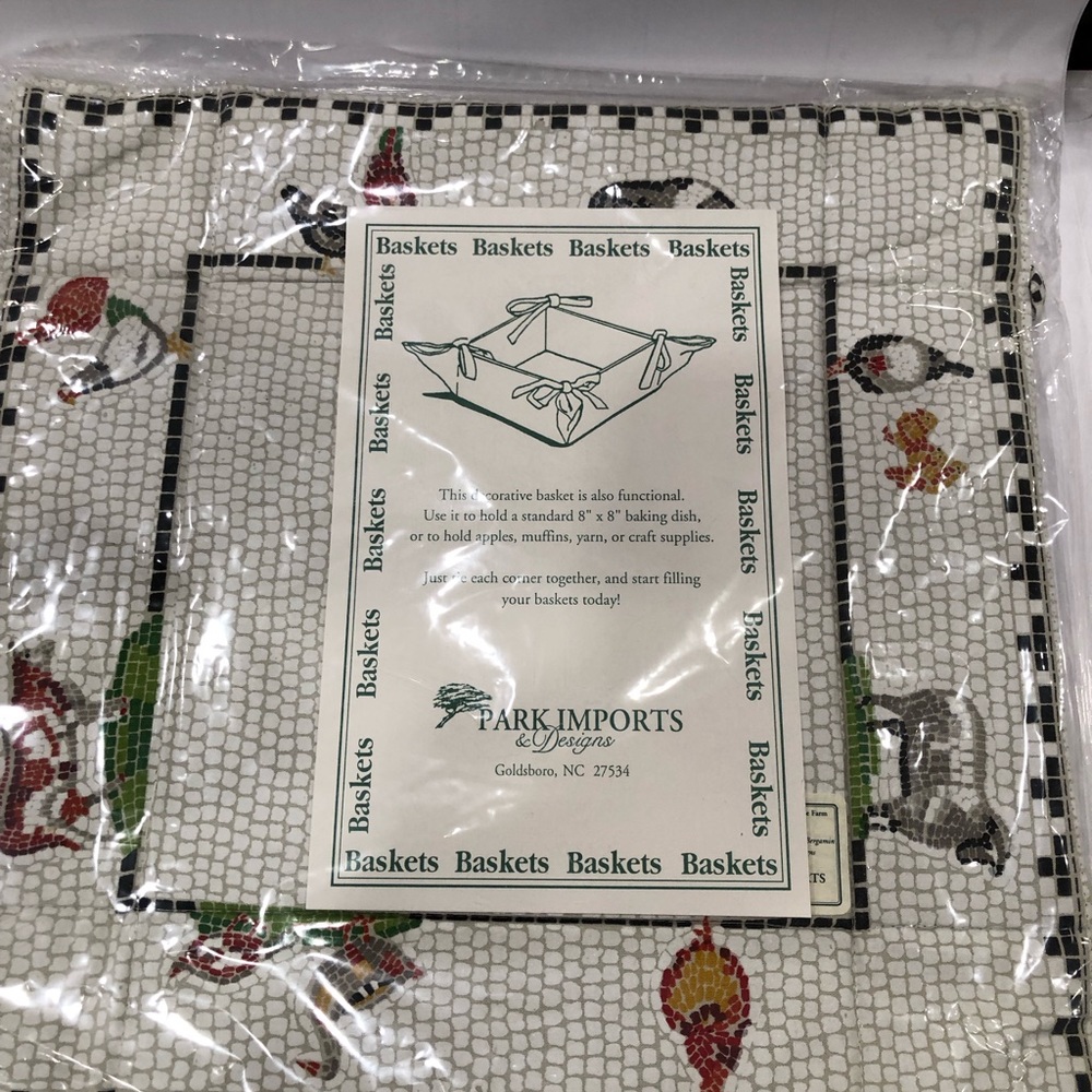 Vintage Park Imports Cotton Bread Casserole Holder Basket Barn Farm Animals 8x8
